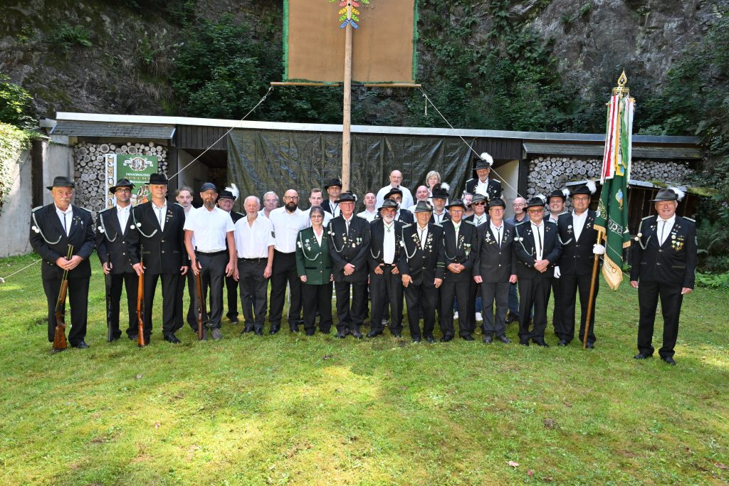Vereinsmitglieder Foto der Vereinsmitglieder auf den Gelände des Schießstandes.