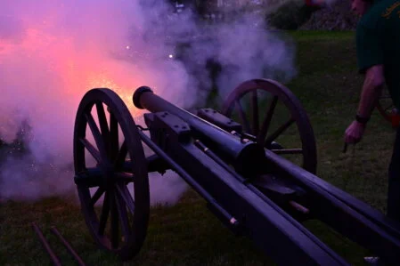 Kanone im Pulverdampf zur 500 Jahr Feier.