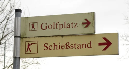 Bild der Hinweisschilder zum Schießstand